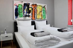 2 camas en una habitación con un cuadro en la pared en Gästehaus Prein Knittelfeld nähe Red Bull Ring, en Knittelfeld