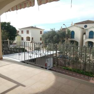 une vue depuis le balcon d'une maison dans l'établissement Portoghesi Apt, à Àrbatax