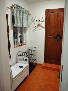 哲汀泊德勒瓦的住宿－Chalupa u Markéty，一间设有双层床和门的房间