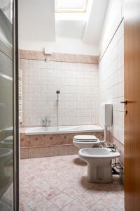 Phòng tắm tại Bilocale immerso nel verde