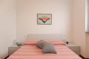 - une chambre avec un lit et une couverture rose dans l'établissement Casa Dolce Casa, à Sarnico
