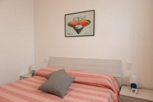 - une chambre avec un lit et une couverture rose dans l'établissement Casa Dolce Casa, à Sarnico