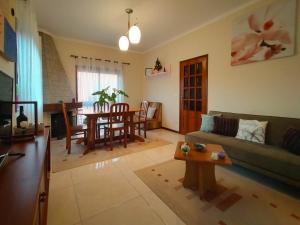 uma sala de estar com um sofá e uma mesa em Eucalyptus Pink House em Covelo