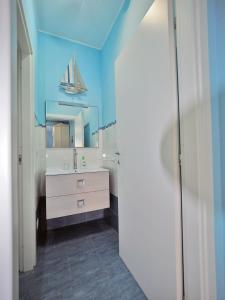 Bathroom sa La Conchiglia - 011016-LT-1025