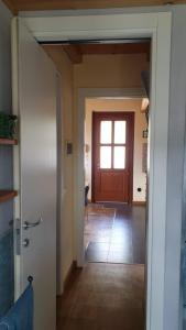 un couloir avec une porte menant à une chambre dans l'établissement Casa Francesca a 2,5 km da Iseo, à Provaglio d'Iseo