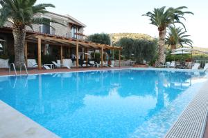 una gran piscina con palmeras y un edificio en Le Cese, en San Giovanni Rotondo