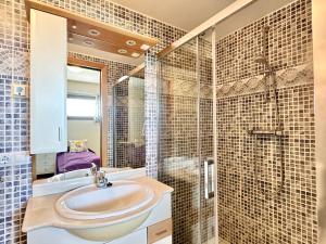 a bathroom with a sink and a shower at Bonito Apartamento Con Piscina y Jacuzzi in L’Alfàs del Pi +10 photos