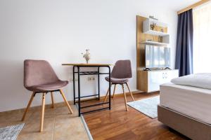 twee stoelen en een tafel in een slaapkamer bij Pirin Sense Apartment Complex in Bansko
