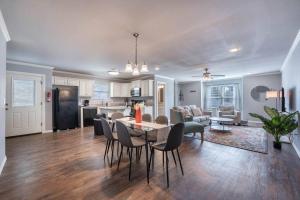 - une salle à manger et un salon avec une table et des chaises dans l'établissement Modern Home 10 minutes from Dickson St & U of A, à Fayetteville