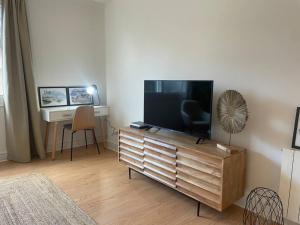 TV in/ali zabaviščno središče v nastanitvi Luxe Home Centro de Vigo YBH35