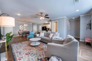 ein Wohnzimmer mit einem Sofa und einem Tisch in der Unterkunft Modern Home 10 minutes from Dickson St & U of A in Fayetteville