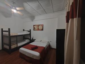 Våningssäng eller våningssängar i ett rum på Hostel Casa Colon