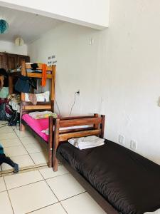 Zimmer mit 2 Betten in einem Zimmer in der Unterkunft adriana hostel in Itacaré