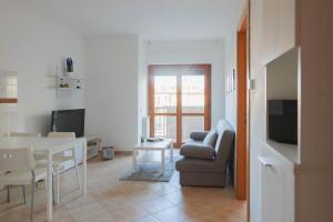 ein Wohnzimmer mit einem Tisch, einem Sofa und einem Stuhl in der Unterkunft [Casa Ghandi] 20 min da Roma + Box Auto + Wi-Fi + Self Check-In in Monterotondo