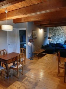 ein Wohnzimmer mit einem Tisch und einem Sofa in der Unterkunft Tenuta di Forte Sorgnano in Gualdo Cattaneo
