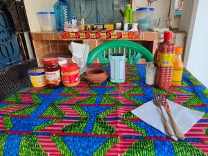 EAST SANDBANK apartment eco-friendly Nungwi airport road في نونغوي: طاولة مع قطعة قماش ملونة فوقها