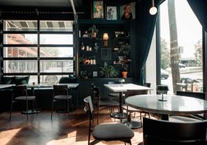 Un restaurante con mesas y sillas en una sala. en Reunion Hotel, en Nashville