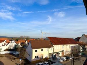 uitzicht op een stad met gebouwen en auto's bij Luxus Maisonette Wohnung, Apartment am See, Wehome Komfort in Sankt Leon-Rot