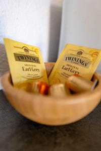 eine Holztasche mit zwei Flaschen Wein und einem Buch in der Unterkunft Les conviviales Quartier théâtre gare in Sète