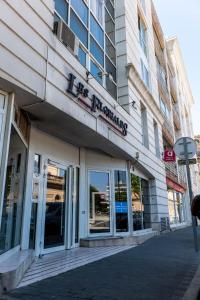 eine Ladenfront eines Gebäudes mit einem Schild darauf in der Unterkunft Les conviviales Quartier théâtre gare in Sète + 1 Foto