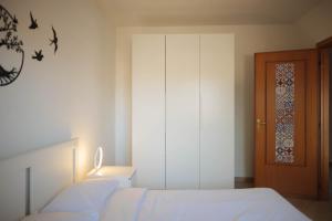 a bedroom with a bed and a closet and a door at Casa Ghandi vicino a Roma con Box Auto e Wi-Fi in Monterotondo +19 photos