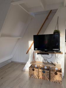 een woonkamer met een flatscreen-tv op zolder bij Woodhouse Durbuy nr. 141 in Durbuy
