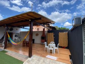 un patio con una terraza con una hamaca y una guitarra en Casa alter oficial, en Alter do Chao