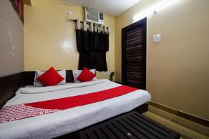 A bed or beds in a room at OYO Hotel Vaishnavi