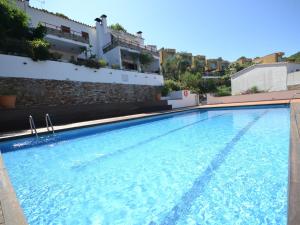 Bazén v ubytování Acogedor apartamento con piscina comunitaria, cerca de la playa de Sa Tuna - ES-226-26 nebo v jeho okolí