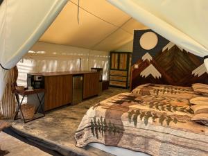 1 dormitorio con 1 cama grande en una tienda de campaña en LUXURY ECO en Boquete