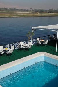 ルクソールにあるIberotel Helio Nile Cruise - Every Monday from Luxor for 07 & 04 Nights - Every Friday From Aswan for 03 Nightsの船のデッキにあるスイミングプール