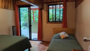 Postel nebo postele na pokoji v ubytování Cala Lodge
