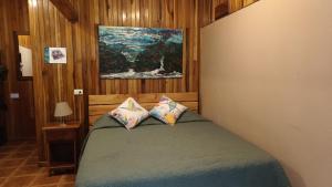 Postel nebo postele na pokoji v ubytování Cala Lodge