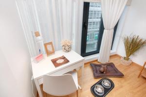 escritorio y silla en una habitación con ventana en Apartamentos Coruña Vip Centro, en A Coruña