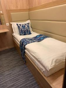 Кровать или кровати в номере KHAMSA Tashkent Airport Hotel Sleep Lounge & Showers, Terminal 2 - TRANSIT ONLY