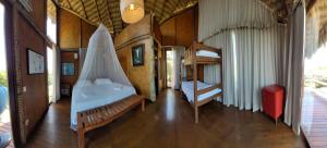 a bedroom with two bunk beds in a house at Ilha dos Poldros in Araioses