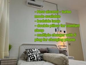 Postel nebo postele na pokoji v ubytování Pusing Kampung Affordable Homestay