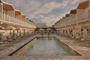 Bazén v ubytování Hotel Lucine nebo v jeho okolí