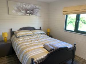Tempat tidur dalam kamar di Donegal Staycations