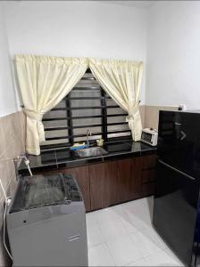 Kuchyň nebo kuchyňský kout v ubytování Pusing Kampung Affordable Homestay