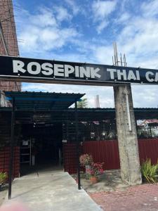 Znak, który czyta różaniec ten klub w obiekcie Comfy 3BR Apartment Our Homestay Pusing Batu Gajah w mieście Pusing