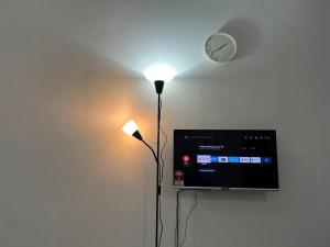 TV a/nebo společenská místnost v ubytování Pusing Kampung Affordable Homestay