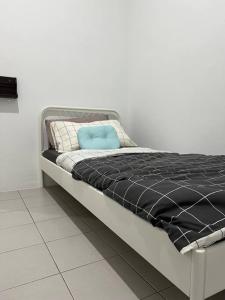 Postel nebo postele na pokoji v ubytování Pusing Kampung Affordable Homestay