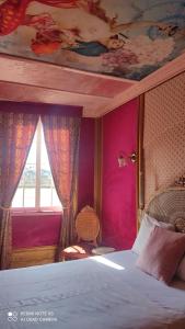 a bedroom with pink walls and a bed with a window at PALCO EXOTICO LDA in Porto
