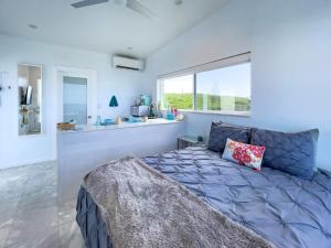 ein Schlafzimmer mit einem Bett und einem großen Fenster in der Unterkunft Mika's Resort in Colebrooke Dale