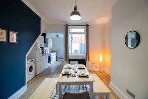 eine Küche und ein Esszimmer mit einem Tisch im Zimmer in der Unterkunft Charming House - Perfect For Long Stays in Bishop Auckland