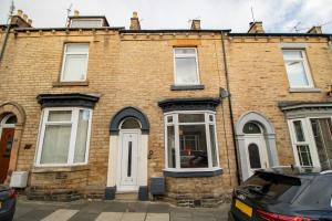 ein Backsteinhaus mit einem davor geparkten Auto in der Unterkunft Charming House - Perfect For Long Stays in Bishop Auckland