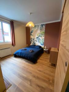 una camera con un letto al centro della stanza di L'évasion Havraise a Le Havre