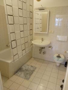 een badkamer met een wastafel, een bad en een toilet bij Benjamin 1 in Plauen