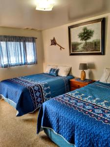 Un pat sau paturi într-o cameră la Mokee Motel
